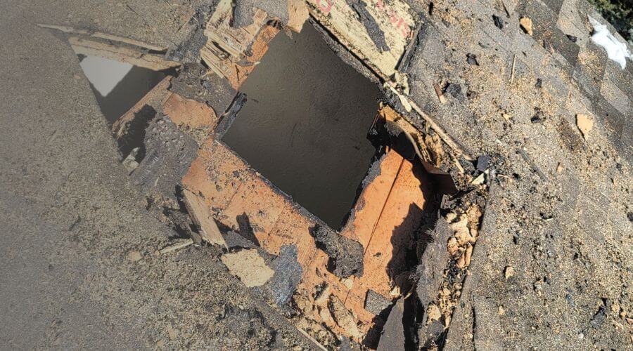 Why choose water damage restoration service for emergency water extraction services in Saint Louis